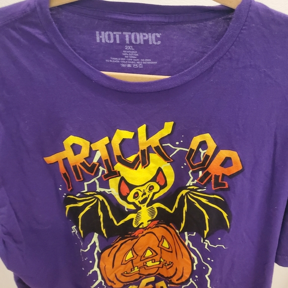 Halloween Trick or Treat 🎃 Bright purple jack o lantern and bat Tee 💜 - Picture 3 of 5